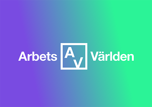 Arbetsvärldens logotype i vitt på blå-grön botten