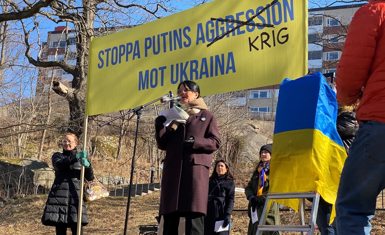 Therese Svanström talar vid demonstration utanför Rysslands Ambassad