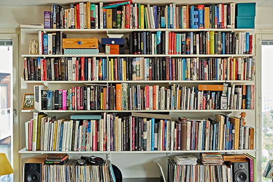 En bokhylla full av böcker. 